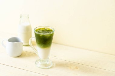 Buzlu kibrit yeşil sütlü latte.