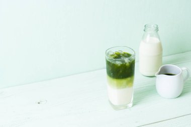 Buzlu kibrit yeşil sütlü latte.