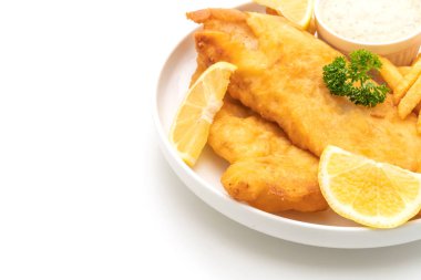 Balık ve cips beyaz arka plan üzerinde izole patates kızartması ile