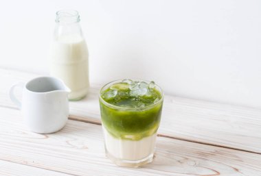 Buzlu kibrit yeşil sütlü latte.