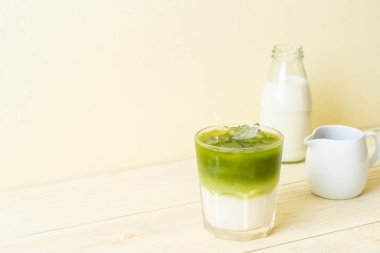 Buzlu kibrit yeşil sütlü latte.