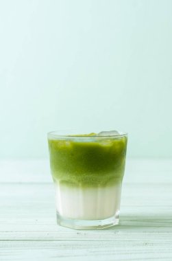 Buzlu kibrit yeşil sütlü latte.