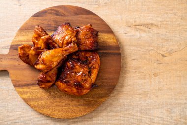 Masada ızgara ve ızgara tavuk.