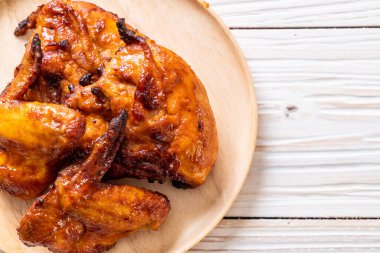 Masada ızgara ve ızgara tavuk.