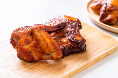 Masada ızgara ve ızgara tavuk.