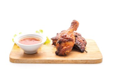 ızgara ve Barbekü tavuk beyaz arka plan üzerinde izole