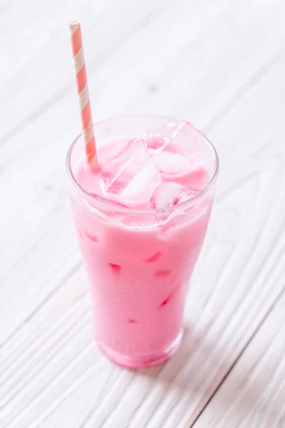 Pembe Çilek Milkshake Ahşap Üzerine — Stok fotoğraf