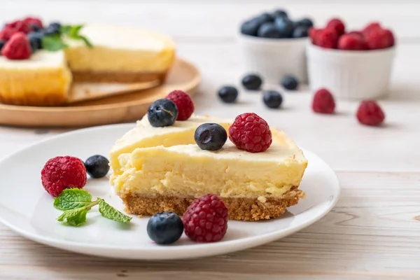 Homemade Cheesecake Fresh Raspberries Blueberries — Stock Photo, Image