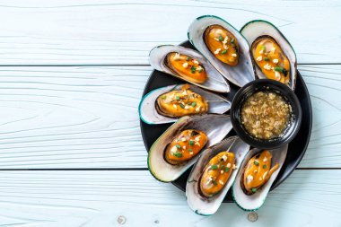 deniz ürünleri midye limon ve sarımsak ile