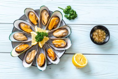 deniz ürünleri midye maydanoz ve limon ile