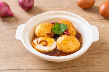 Tamarind soslu haşlanmış yumurta veya tatlı ve ekşi yumurta.