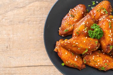 Beyaz susamlı ızgara tavuk kanadı.