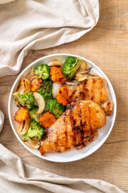 çukurunu tavuk göğsü biftek sebze (brokoli, havuç, soğan ile)