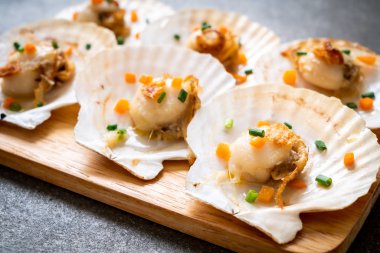 Kızarmış deniz tarağı, tereyağı ve sarımsak.