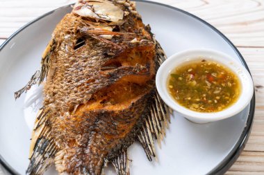 derin kızarmış balık baharatlı deniz ürünleri sos ile