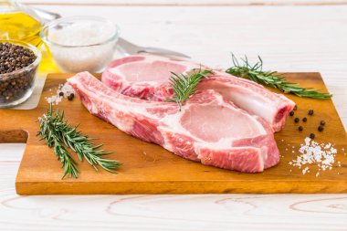 taze domuz pirzolası ham madde ile