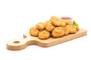 Beyaz arka plan üzerinde izole soslu tavuk nuggets