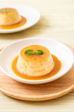 Naneli ev yapımı karamel kremalı puding.