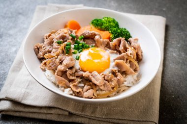 Donburi, domuz eti Pilav kasesi onsen yumurta ve sebze - Japon gıda tarzı