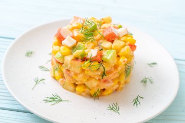 meyve salatası (elma, Mısır, papaya, ananas) - yengeç sopa ile karışık sağlıklı gıda tarzı