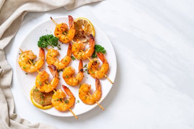 Limon - deniz ürünleri tarzı ile ızgara kaplan karides şiş