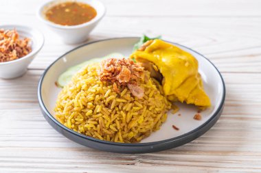 Tavuk - Müslüman gıda tarzı ile Müslüman sarı pirinç