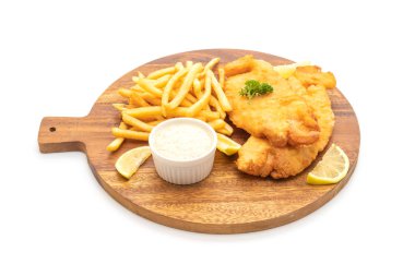 Balık ve cips beyaz arka plan üzerinde izole patates kızartması ile