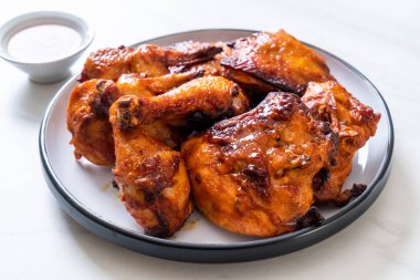 Masada ızgara ve ızgara tavuk.