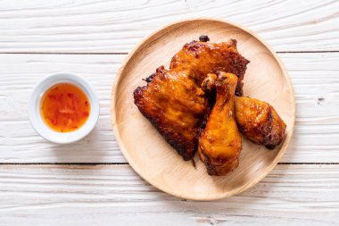 Masada ızgara ve ızgara tavuk.