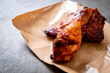 Masada ızgara ve ızgara tavuk.