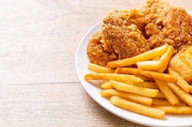 Kızarmış tavuk, patates kızartması ve nugget yemeği. Abur cubur ve sağlıksız yemek.