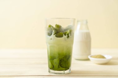Matcha yeşil çay buzlu cam sütlü