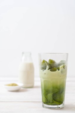 Matcha yeşil çay buzlu cam sütlü