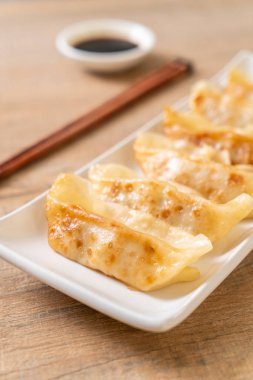 Japon gyoza 'sı ya da soya soslu hamur tatlısı.