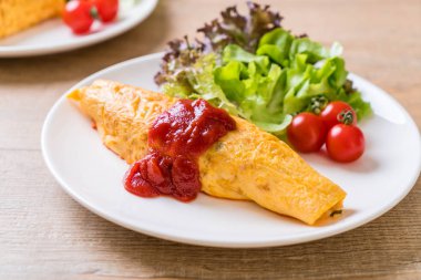 Bir omlet sarma sebzeli aromalı kızarmış pirinç