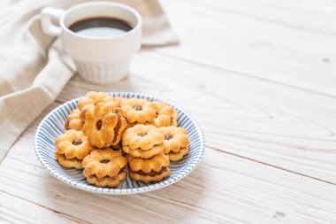 Hindistan cevizli bisküvi ve ananas reçeli.