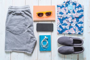 Gezgin, yaz tatili ahşap arka plan üzerinde erkek casual kıyafetler