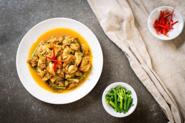 Fried yengeç ile toz köri - Tayland mutfağı