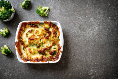 Peynirli fırında karnabahar ve brokoli graten