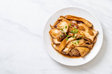 İstiridye soslu kızarmış kral istiridye mantarı. Sağlıklı, vejetaryen ya da vejetaryen yemek tarzı.