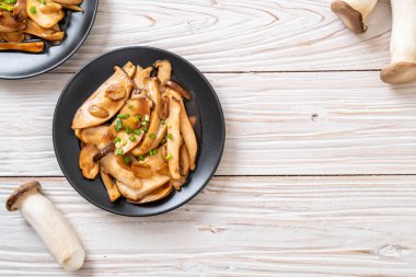 İstiridye soslu kızarmış kral istiridye mantarı. Sağlıklı, vejetaryen ya da vejetaryen yemek tarzı.