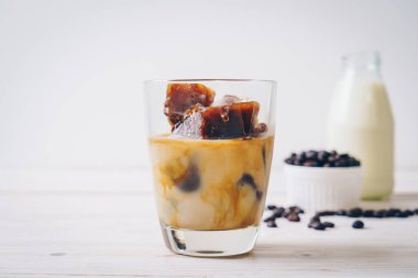 ahşap masa üzerinde sütlü kahve buz küpleri