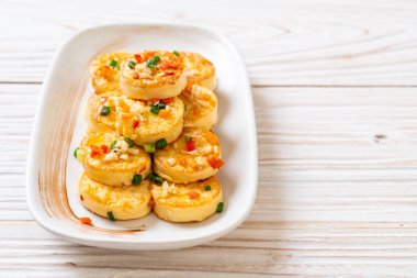 Sahanda yumurta yumuşak tofu sarımsak - sağlıklı, vegan ve sebze gıda tarzı