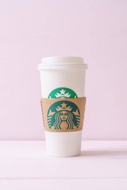 Bangkok, Tayland - 5 Haziran 2018: Beyaz kahve fincanı Starbucks logosu üzerinde tahta arka plan ile. Starbucks dünyanın en büyük kahve evi 61 ülke içinde 20.000'den fazla mağaza ile mi.