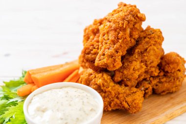 Sebzeli kızarmış tavuk kanadı.