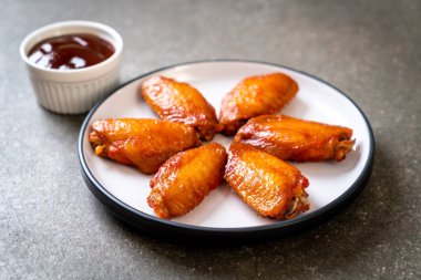 Barbekü tavuk kanadı sosu ile