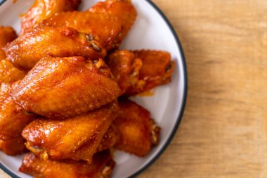 Barbekü tavuk kanadı sosu ile