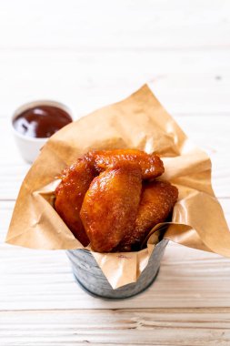 Barbekü tavuk kanadı sosu ile