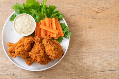 Sebzeli kızarmış tavuk kanadı.