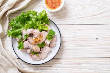 Soslu ve sebzeli haşlanmış balık sosu.